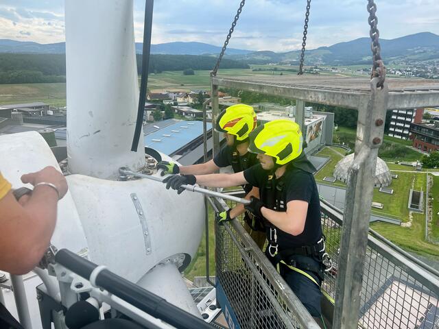 Mitglieder der Freiwilligen Feuerwehr Hartberg bei der Arbeit „in luftiger Höhe“. | Foto: Feuerwehr Hartberg