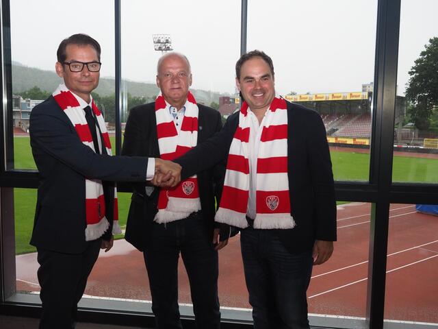 Schulterschluss für den Kapfenberger Fußball: Bgm. Matthäus Bachernegg, Erwin Fuchs, Robert Schäfer (v.l.). | Foto: Gaube