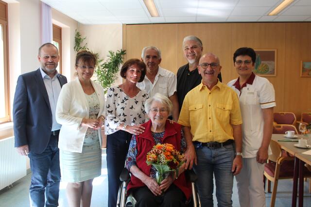 Die Gratulantenschar mit der Jubilarin vlnr.: Vizebürgermeister Georg Eigner; Bürgermeisterin Brigitte Ribisch; Tochter Elfriede Hagen; Schwiegersohn Georg Hagen, Roman Beisser; Pflegedirektor Erich Schiller; PBM Martina Schmidl, vorne die Jubilarin Maria Reidinger. | Foto: NÖ LGA