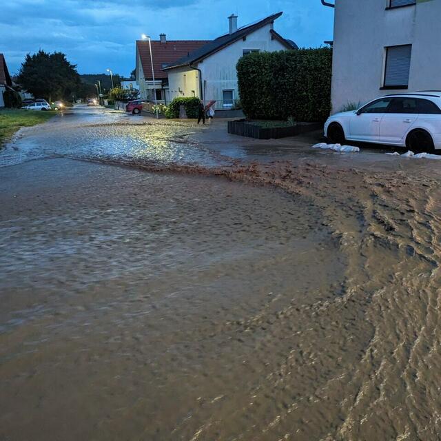 Seit Sonntag 20 Uhr stehen die Feuerwehren im Nordburgenland im Großeinsatz - besonders betroffen sind Neusiedl am See und der Raum Eisenstadt. | Foto: FF Neusiedl am See