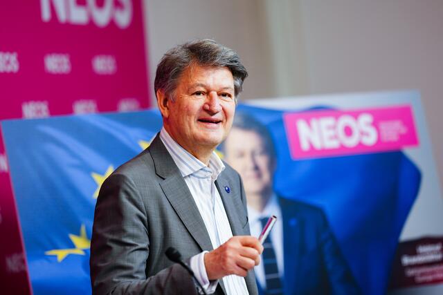 Neos-Spitzenkandidat für die EU-Wahl, Helmut Brandstätter. | Foto:  EVA MANHART / APA / picturedesk.com