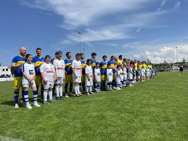 Elf Schülerinnen und Schüler der Brückenschule St. Valentin durften gemeinsam mit den Spielern des SC St. Valentin einlaufen.  | Foto: Brückenschule St. Valentin