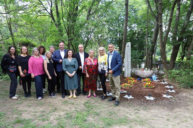 Gemeinderätin Veronika Nagy, Stadträtin Teresa Voboril, Bereichsleitung Dagmar
Botek, Stationsleitung Renate Hlauschek, Pastoralassistentin Katharina Matoschitz, Pfarrer
Markus Lintner, Gemeinderat Michael Danzinger, Abteilungsvorständin Zsofia Rona, Stadtrat
Markus Gilly, Stadträtin Roswitha Zieger, Geschäftsführung Gesundheit Thermenregion
GmbH Silvia Bodi, Abteilungsvorstand Andreas Brunner | Foto: LK-Baden-Mödling/Wittmann