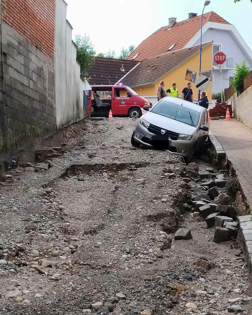 In Draßburg musste ein PKW in der Mühlgasse mittels Kran geborgen werden.  | Foto: FF Draßburg