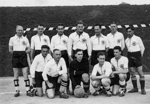 SS-Fußballmannschaft aus dem Nachlass Anna Pointner, zwischen 1943 und April 1945. | Foto: Privatbesitz Sandra Hymas, Fotograf:in unbekannt
