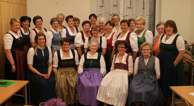 Die Weilbacher Goldhaubenfrauen mit Bezirksobfrau Monika Berger (l.) und Stellvertreterin Andrea Schachinger (2. v. l.). | Foto: Goldhaubengruppe Weilbach