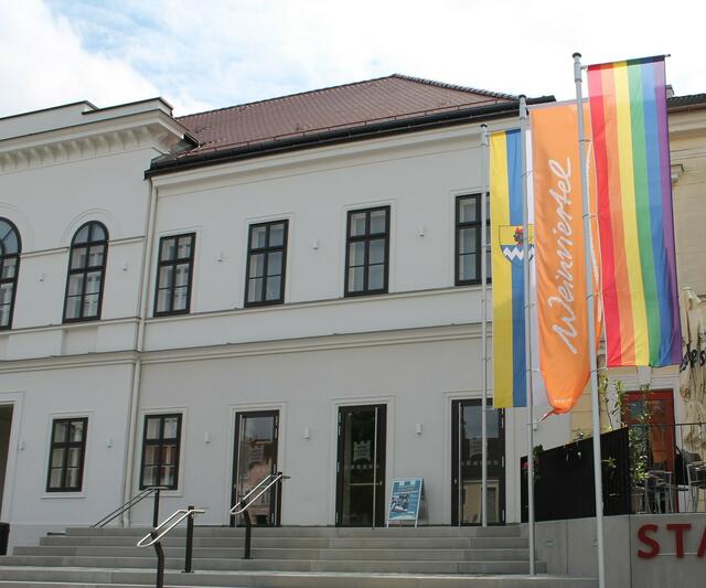 Groß-Enzersdorf hisst die Regenbogenfahne als sichtbares Zeichen für Toleranz und Vielfalt. | Foto: Gemeinde