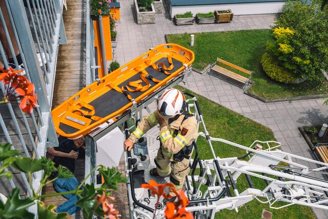 Mit der Drehleiter wurden Bewohner vom Balkon gerettet. | Foto: Pernsteiner
