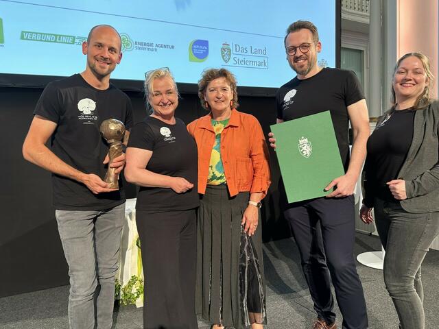 Rubrik Kommunen - Klimakabarett "Heiße Liebe" (Energieregion Weiz-Gleisdorf &amp; Seppi Neubauer): (V.l.) Kabarettist Seppi Neubauer, Iris Absenger-Helmli,  LR Ursula Lackner, Christian Hütter und Nicole Hütter | Foto: Energieregion Weiz-Gleisdorf