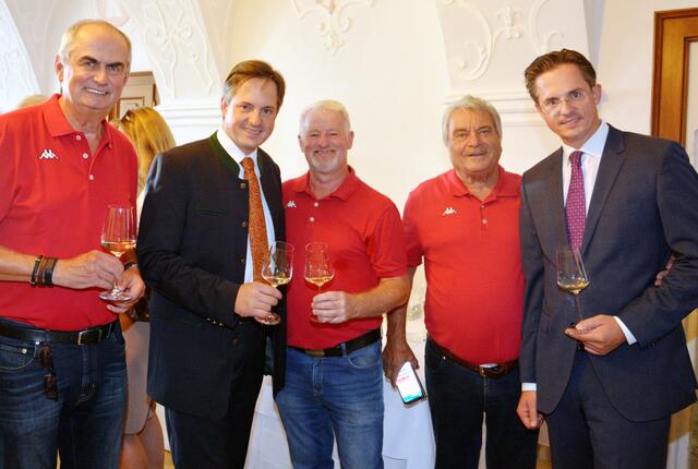 SPÖ-Stadtparteivorsitzende Karl Hava (3. von links) freut sich über Zugewinne. | Foto: Angelika Grabler