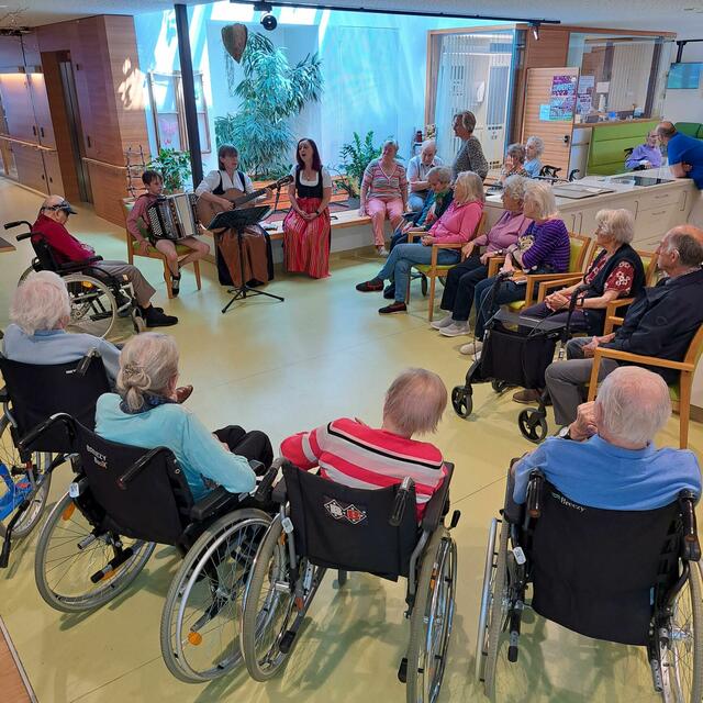 Monika Pfister war mit MusikschülerInnen der LMS Zillertal im Seniorenheim Mayrhofen zu Gast. | Foto: Tiroler Volksmusikverein