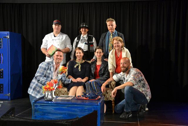 Alex Bernhard, Margit Meiringer-Gareiß, Merten Gareiß, Réne Rygiel Astrid Krizanic-Fallmann, Mircan, Adtakan, Technikbeauftragte Maria Erös und Soufleur Sascha Aiugmüller (v.l.) | Foto: Alexander Fritsch