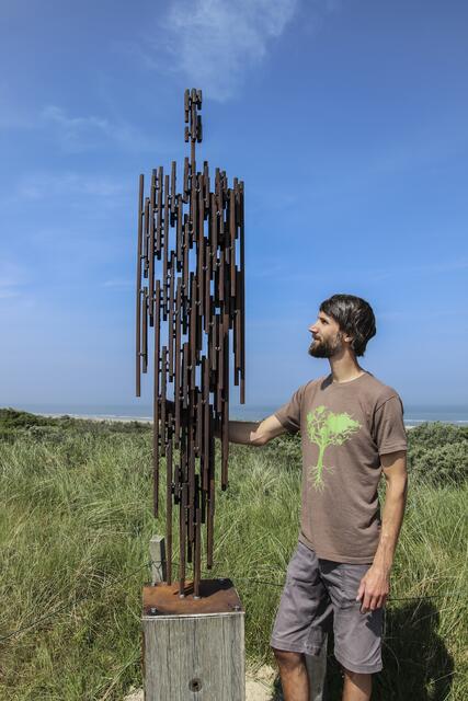 Der Künstler, Manfred Hellweger mit dem Werk "human flow KARI".  | Foto: Manfred Hellweger