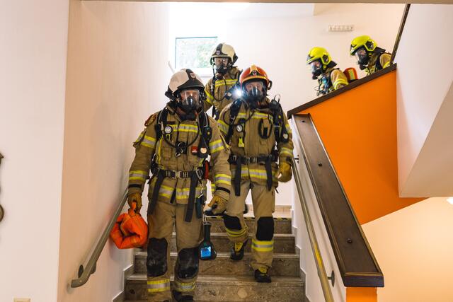 Mit Atemschutztrupps wurde das gesamte Gebäude abgesucht. | Foto: Pernsteiner