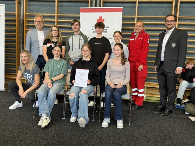 Stehend v.l.n.r.: Michael Schodermayr, Vizebürgermeister von Steyr, Susanne Ahrer, Johannes Einzenberger, Marlene Aschauer, Antonia Oberforster, Silvia Hofstätter, Bezirksstellenleiter-Stv. Steyr-Land, Franz Hackl, Bezirksstellenleiter-Stv. Steyr-Stadt
Sitzend v.l.n.r.: Sigrid Mayrhofer, Bezirksleiterin Jugendrotkreuz Steyr-Stadt, Marlene Bogner, Selina Holzner, Linda Scharnreitner | Foto: MS Großraming