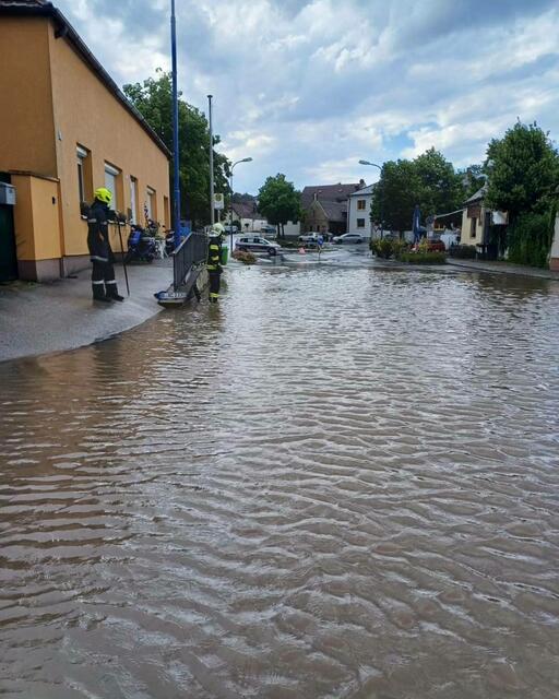 In Draßburg stand die Baumgartnerstraße im Bereich des Kreisverkehrs aufgrund der enormen Regenmenge unter Wasser. | Foto: FF Draßburg