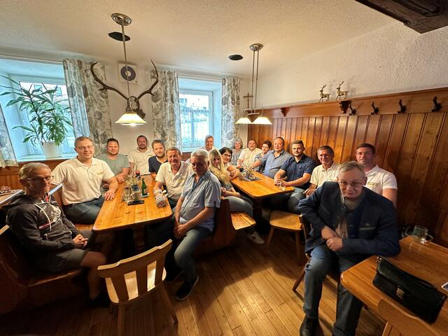 Bei der FPÖ Wahlfeier in Waidhofen: Heinz Gratzl, Alexander Kainz, Günter Leeb-Klement, Christian Dangl, Alexander Pfaller, 2. LT-Präsident Gottfried Waldhäusl, Erwin Franz, Michelle Mrlik, Ingeborg Österreicher, Anton Pani, Alexandra Reiner, Herbert Mautner, Manuela Steinbauer, Roman Steinbauer, Raphael Steinbauer, Reinhard Pauer, Michael Franz und Wolfgang Kerl | Foto: FPÖ