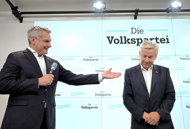ÖVP-Chef Karl Nehammer dankte dem türkisen Spitzenkandidaten Reinhold Lopatka. | Foto: ROLAND SCHLAGER / APA / picturedesk.com