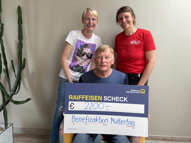 Angela Kaltenbrunner und Franz Schlager überreichten die Spende in Höhe von 2.200 Euro an eine Vertreterin des Vereins MoKi.  | Foto: Kaltenbrunner