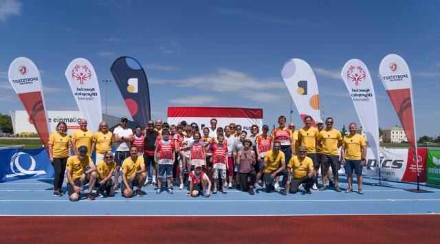 Volunteers von Burgenland Energie mit Sportler:innen der Allgemeinen Sonderschule Stegersbach | Foto: Thomas Werchota/Special Olympics Burgenland