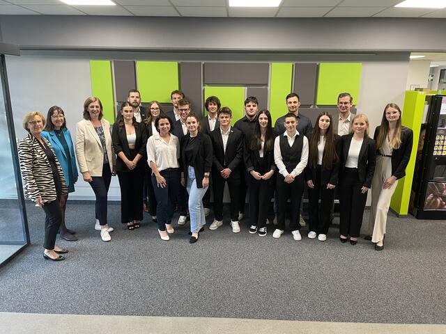 Schülerinnen und Schüler bzw. Studentinnen und Studenten von drei Bildungseinrichtungen (HAK Mürzzuschlag, HTL Zeltweg und Montanuni Leoben) hat am Freitag an der FH ihre Geschäftsideen präsentiert. | Foto: Kern