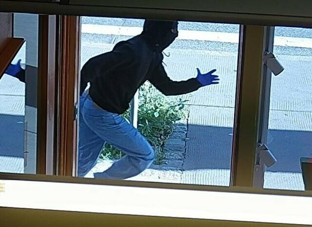Mehrere Jugendliche bzw. junge Männer müssen sich vor Gericht verantworten. Sie sollen einen Handyshop-Besitzer erpresst und zahlreiche Delikte ausgeführt haben. | Foto: LPD Wien