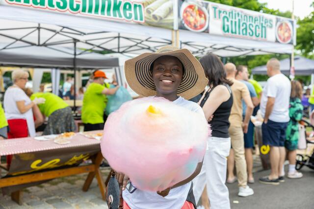 Auch anderes, wie Palatschinken, Langos und auch Zuckerwatte standen auf der Karte.  | Foto: RMW/René Brunhölzl