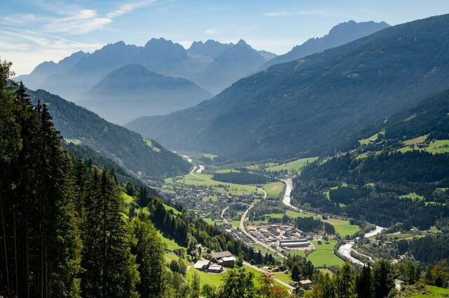 Ainet liegt im vorderen Iseltal, 7,5 km nordwestlich von Lienz, und untergliedert sich in drei Katastralgemeinden. | Foto: Grafik Zlöbl