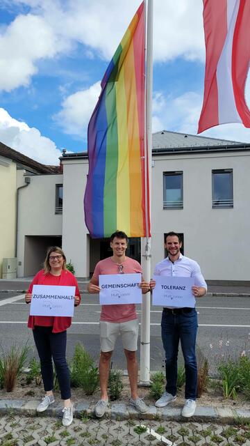 Umweltgemeinderat Matthias Schützl (ÖVP), GGR Elisabeth Rigler (Grüne) und GGR Marcus Ebert (SPÖ) die Fahne selbst angebracht und hochgezogen. | Foto: P. Artner