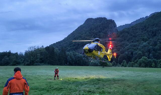 Durch die Besatzung des Rettungshubschraubers „C6“ wurde sie vorerst lokalisiert, aber aufgrund eines aufziehenden Gewitters war eine Rettung vorerst nicht möglich | Foto: Markus Maurer u. Elisabeth Bräumann, OS Grödig
