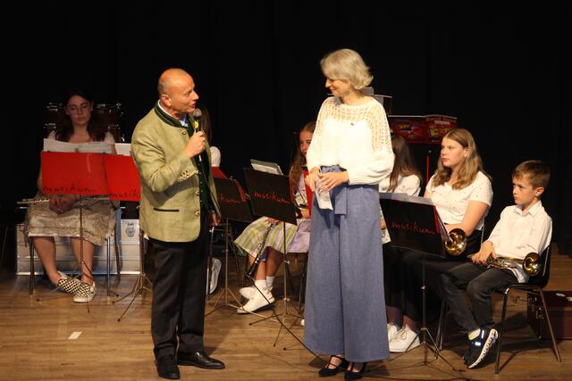 Direktorin Barbara Brugger und Bürgermeister Herbert Eßl