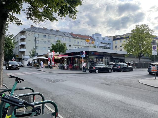 Der Sonnbergmarkt am Sonnbergplatz befindet sich ungefähr in der Mitte der Obkirchergasse und ist ein beliebter Einkaufspunkt. | Foto: Johannes Reiterits