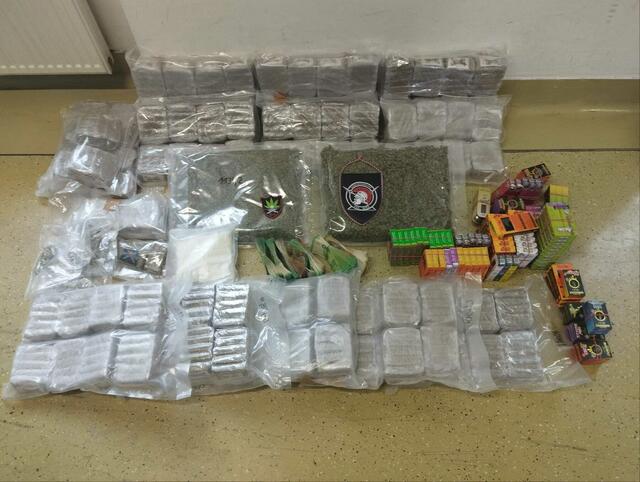 Mehr als 50 Kilogramm an verschiedenen Suchtmitteln konnten Beamte der Polizei sicherstellen. Wenig später fand man noch eine Cannabisfarm. | Foto: LPD Wien