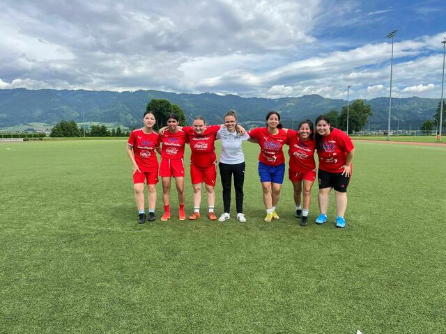 Trainerin Jasmin Pistotnik (Mitte) und die Fußballerinnen des Homeless-Wordcup-Team der Caritas freuen sich auf das HFL-Abenteuer. | Foto: Caritas