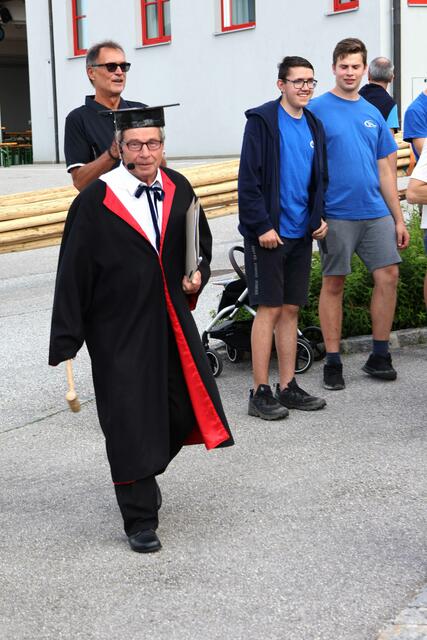 Der Richter Leopold Ratzberger kommt zur Verhandlung.