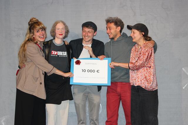 Die Gewinner des Jurypreises in der Drachengasse sind (v.l.) Autorin Anaïs Clerc, die Schauspielerinnen und Schauspieler Marie Nadja Haller, Skye MacDonald, Alexander Gerlini und die Regisseurin Amelie von Godin mit "Brennendes Haus" | Foto: Theater Drachengasse