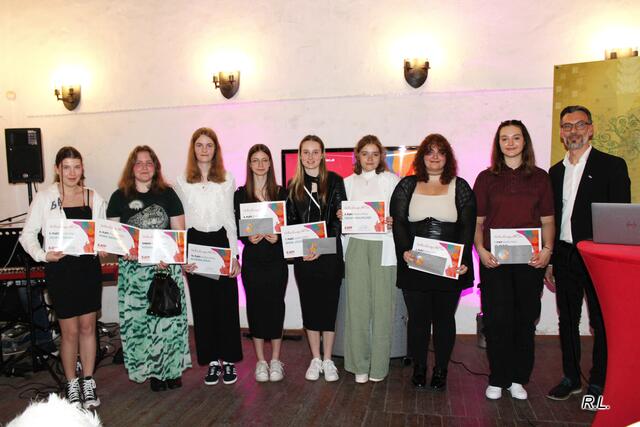 Die siegreichen Einzel-Künstlerinnen mit ihren Preisen und EJOT-Geschäftsführer Andrea Camola | Foto: Lederer