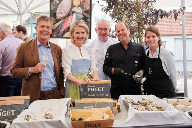 Die Gault-Millau-Herausgeber Karl (links) und Martina Hohenlohe (2. von links) bei der Austernbar von Rungis Express. | Foto: Stefan Donat