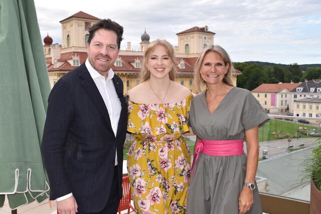 Juwelier Kröpfl lud zur Schmuckpräsentation ins Hotel Galantha: (v.l.) Steinbruch-Intendant Daniel Serafin, Melissa Purnell, kanadische Sopranistin und Juwelier-Chefin Vera Kröpfl.