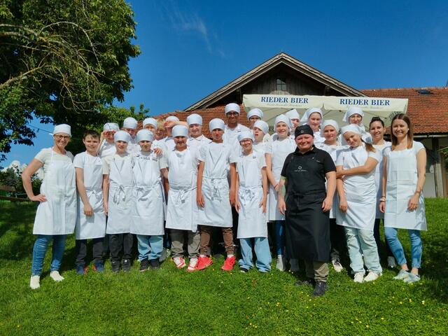 Victoria Stranzinger von der Cook up Kitchen mit den Schüler:innen der Franziskusschule Ried. | Foto: Franziskusschule