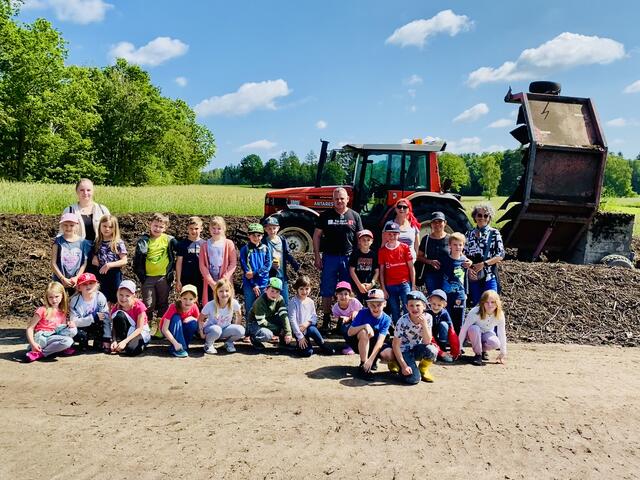 Auf dem Foto von links Klassenlehrerin Nadine Polt, die SchülerInnen der 2. Klasse VS Heidenreichstein, Robert Hetzendorfer, Niki und Fabienne Lamprecht sowie Abfallberaterin Silvia Thor | Foto: GV Gmünd