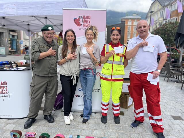 vl.n.r.: Vzlt. Dietmar Auer, Obmann Verein Hand auf´s Herz; Daniela Hekel, Obmann Stv. Verein Hand auf´s Herz; Verena Pötzl, Sängerin &amp; Künstlerin;
Isabell Hochleitner, Samariterbund Tirol, Wilfried Unterlechner, GF Rotes Kreuz Tirol | Foto: Verein Hand auf´s Herz