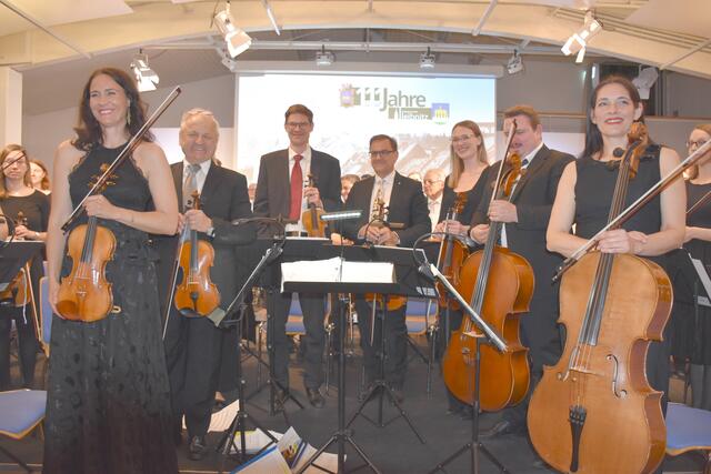 Die Musikerinnen und Musiker des Symphonischen Orchesters Leibnitz beim jüngsten Festkonzert auf Schloss Seggau - mit dabei natürlich auch Hans Georg Zach (2.v.l.) als Musiker und Moderator. | Foto: Waltraud Fischer