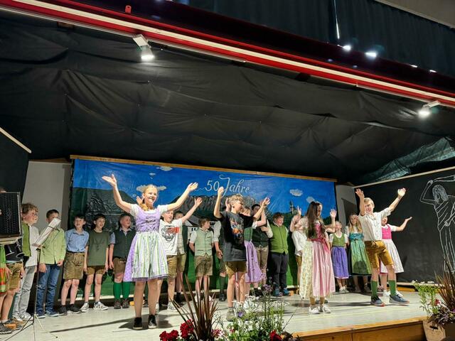 Im Rahmen des 50-Jahr-Jubiläums wurde für ordentlich Unterhaltung gesorgt: Die Schülerinnen und Schüler der ersten Klassen lieferten beispielsweise eine Gesangs- und Tanzeinlage. | Foto: David Gabriel