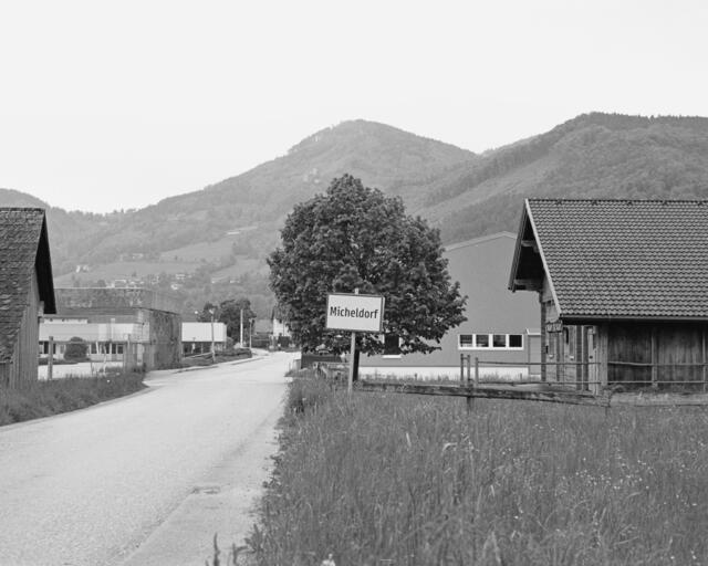 In der so entstandenen Fotoserie setzt sich Elias Holzknecht mit den Ortschaften und ihren Bewohnern auseinander.