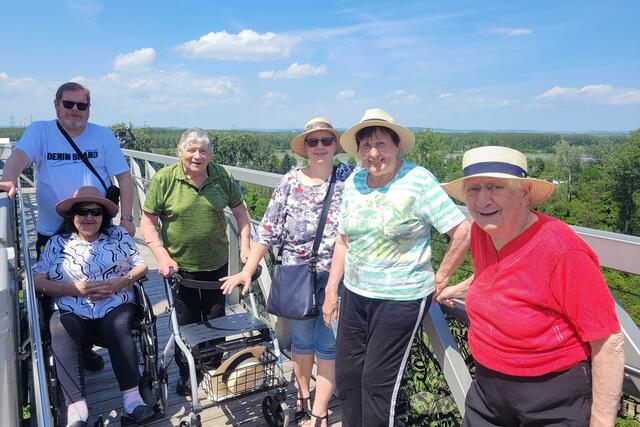 Das Highlight des Tages war der Aussichtsturm mit einem beeindruckenden Panoramablick über die Anlage. Wolfgang Nics, Silvia Pejoch, Wilhelm Gunschl, Tina Preiszer, Hilde Schmelzer und Margarethe Dinter genossen den Ausblick. | Foto: SeneCura