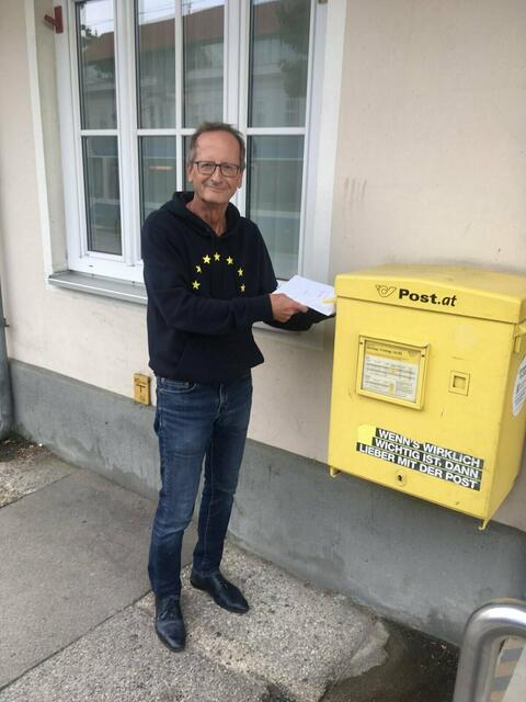 Weil er am Wahlsonntag im Wahllokal sitzt und den korrekten Ablauf der Europawahl beobachtet, hat NEOS-Abgeordneter Helmut Hofer-Gruber bereits per Briefwahl gewählt.

  | Foto: Neos