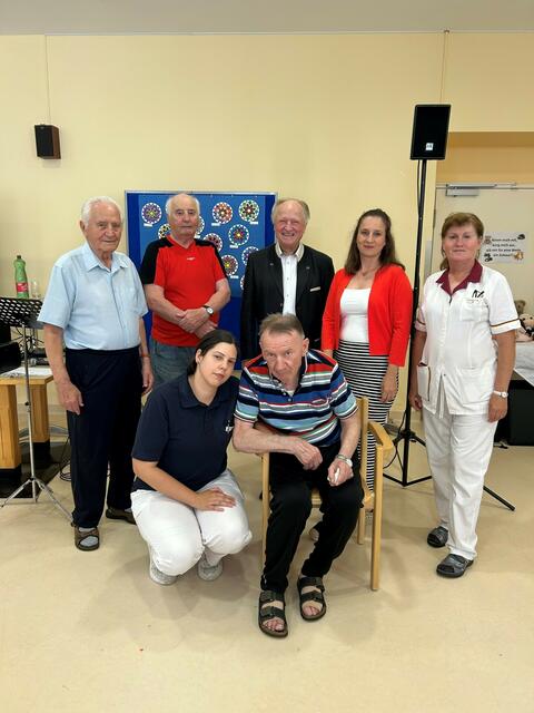 Bewohner Ernst Sztarsich,
Bewohner Karl Meisl, Musiker Christian Müller, Stv. Kfm. Direktorin Sandra Demuth, Pflege und Betreuungsmanagerin Katarina Csefalvayova vorne: Managerin Ehrenamt und Alltagsbegleitung Katja Siebinger und Bewohner Horst Rusnak | Foto: PBZ Hainburg