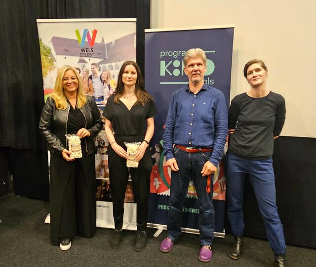 Vizebürgermeisterin Christa Raggl-Mühlberger (FPÖ), Astrid Winkler vom Programmkino Wels, Andrä Steiner, Geschäftsführer Programmkino Wels und Anna Dobringer vom Programmkino Wels.

  | Foto: Wels Marketing &amp; Touristik GmbH