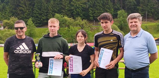 Sportlehrer Erwin Steglehner (l.) und Direktor Erwin Bindreiter (r.) freuen sich über die Stockerplätze der Königswiesener Schüler (von links): Matthias Prandstätter, Miriam Hölzl und Richard Wiesinger. | Foto: Privat